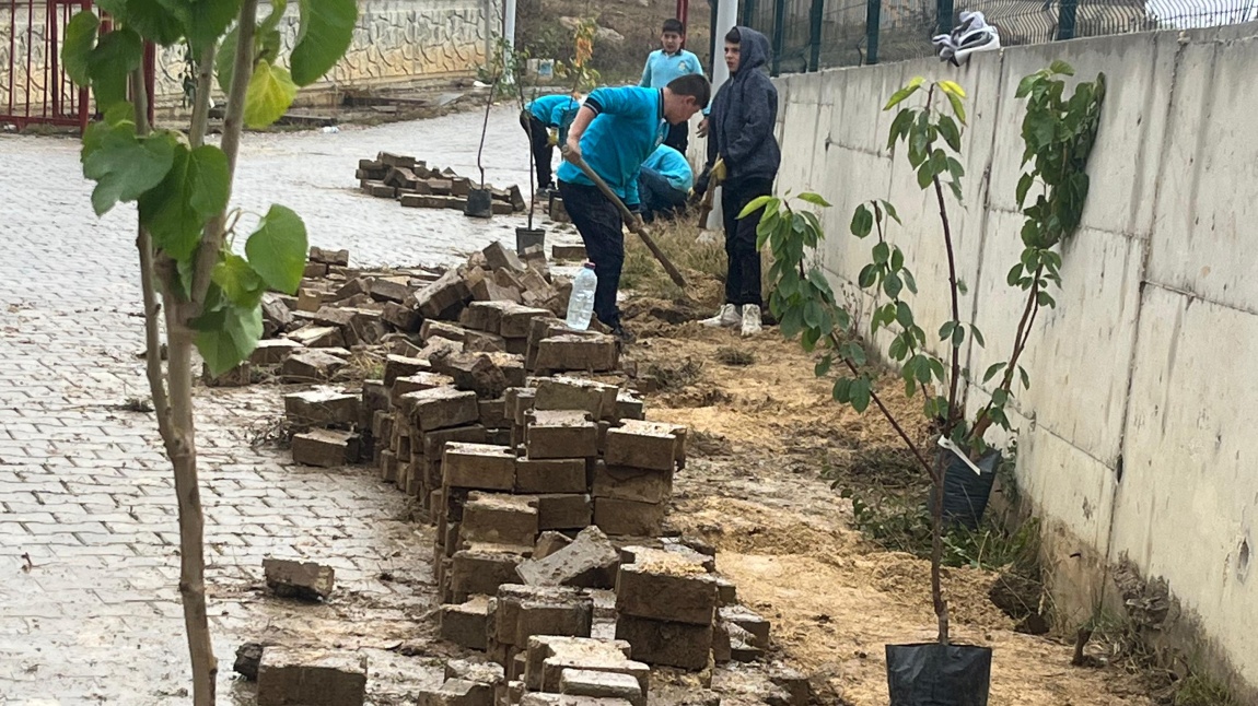 ÇEDES Projesi Kapsamında Okulumuzda Fidan Dikimi Gerçekleştirildi.